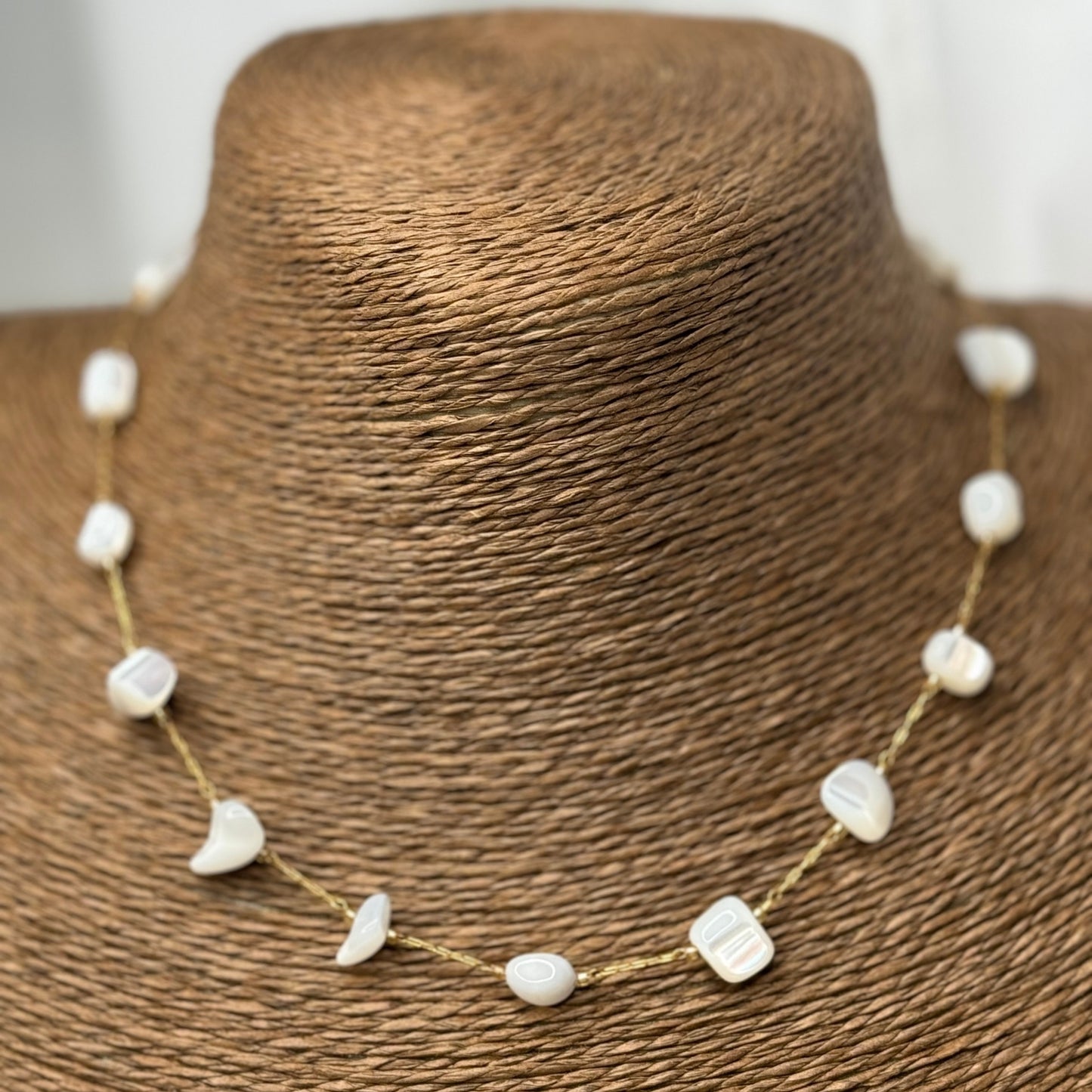 🌿 Collier Doré Pierre Blanche – Élégance Pure & Brillance Sublime 💎🌸